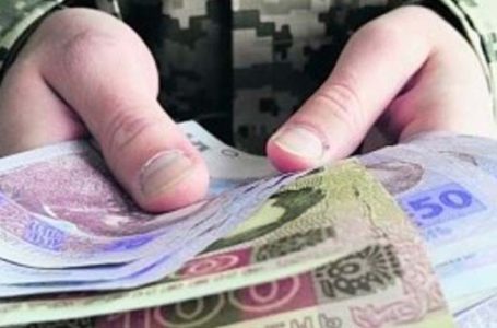 Тернопільські військові-контрактники отримали по 15 тисяч гривень допомоги