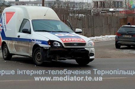 На проспекті С.Бандери у Тернополі ДТП: від удару авто викинуло на тротуар