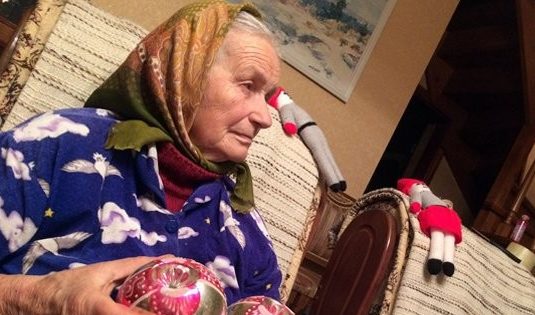 На Тернопільщині 81-річна бабуся розмальовує іграшки (Фото)