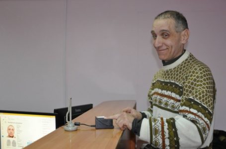 Свій перший паспорт отримав тернополянин Вільян. Йому 53 роки