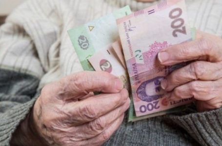 Пенсіонерам додатково виплатять по 2400 гривень