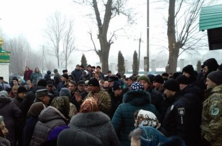 На Тернопільщині біля храму побилися віряни МП та УПЦ