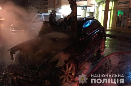 Вночі у Тернополі невідомі спалили автомобіль Infiniti