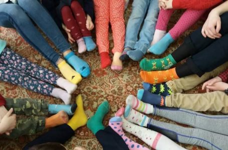    Тернополяни одягнули різнокольорові непарні шкарпетки