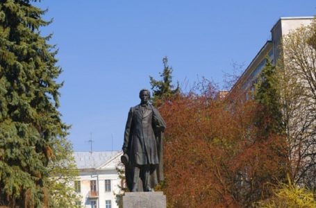 Тернополяни мають сказати, демонтувати чи ні пам’ятник Пушкіну у центрі міста