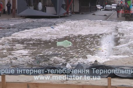 Ковзанку забрали – лід забули. Центральна площа Тернополя вкрита крижаними брилами (Відео)