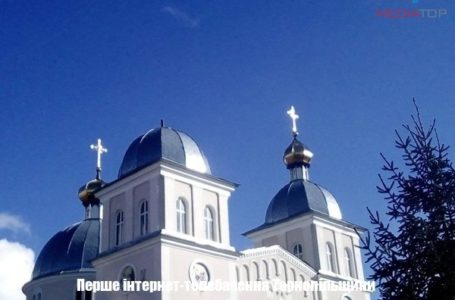 На Тернопільщині сильний вітер зірвав з церкви купол