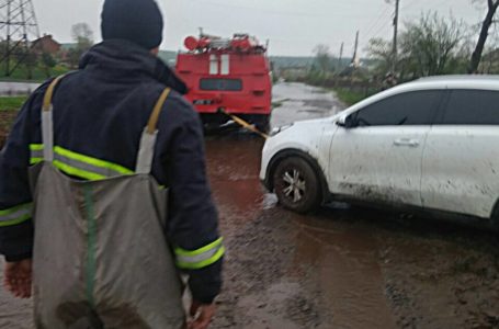 Десятки затоплених дворів, пошкоджений транспорт та евакуація людей – наслідки великодньої негоди на Тернопільщині (Фото)