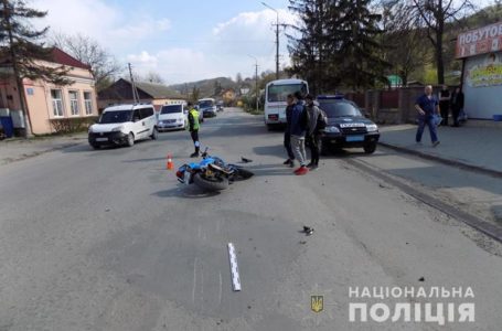 У Кременці мотоцикліст збив жінку з 2-річною дитиною