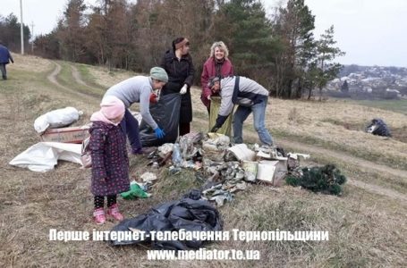 Поблизу Тернополя молодь взялася за прибирання лісу