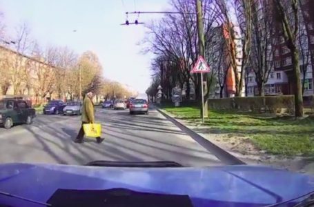 У Тернополі пішохід ледь не потрапив під колеса авто (Відео)