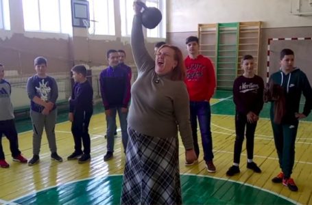 На Тернопільщині директорка школи разом з учнями встановила рекорд (Відео)