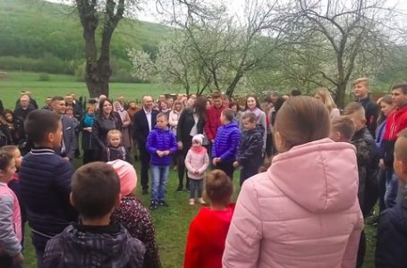 На Бережанщині діти і дорослі виводять весняні гаївки (Відео)
