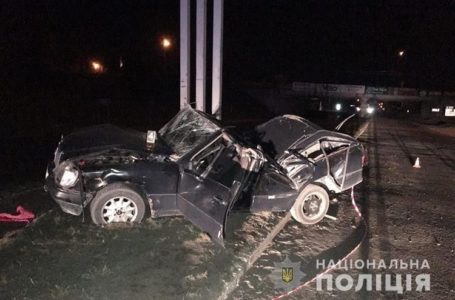 У Тернополі  Mercedes врізався в рекламний щит. Дружина кермувальника  загинула