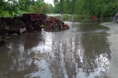 Через дощ у селі на Теребовлянщині річка затопила дорогу (Відео) 