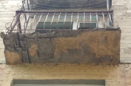 Аварійний будинок у центрі міста загрожує життю тернополян (Відео)