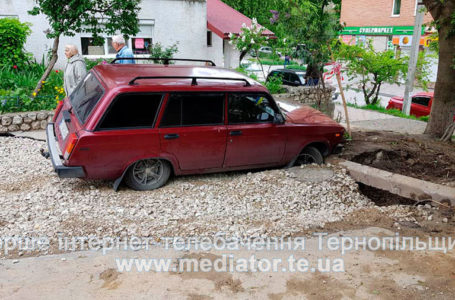 Колеса під землею. У Тернополі автівка провалилась під асфальт (Наживо)