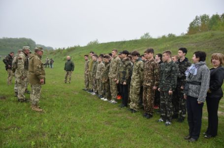 Школярі тренуються на військовому полігоні поблизу Тернополя