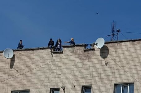 На даху тернопільської багатоповерхівки розважається молодь (Фото)