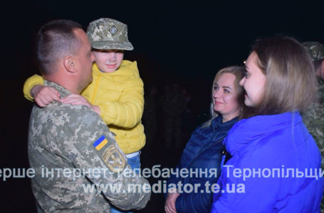 Захисники вдома. У Тернополі емоційно зустрічали військовослужбовців (Відео)