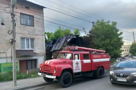 У Тернополі на вулиці Глиняна горить одноповерхова будівля (Відео)