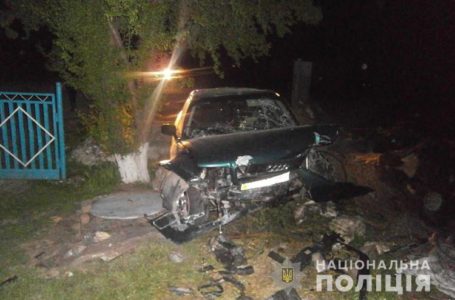 На Тернопільщині іномарка врізалася в дерево, водій у реанімації