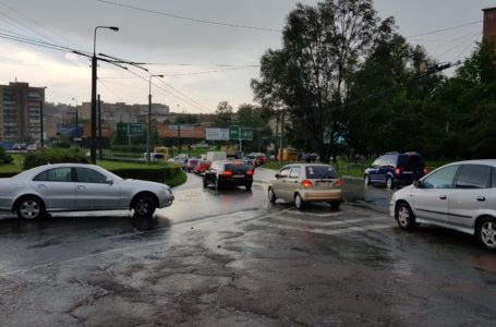 У Тернополі посеред вулиці потонули автівки (Наживо)