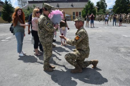 У Тернополі під час шикування військовослужбовець освідчився своїй коханій (Фото)