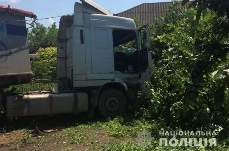 На Гусятинщині водій помер за кермом: некерована вантажівка знесла електроопору і влетіла на подвір’я