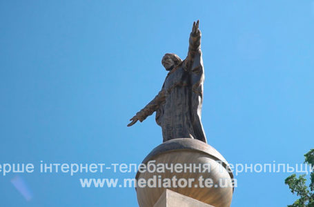 При в’їзді в село Настасів височіє фігура Спасителя (Відео)