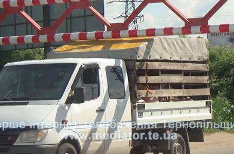 У Тернополі, попри заборону, Гаївським мостом курсують вантажівки (НАЖИВО)