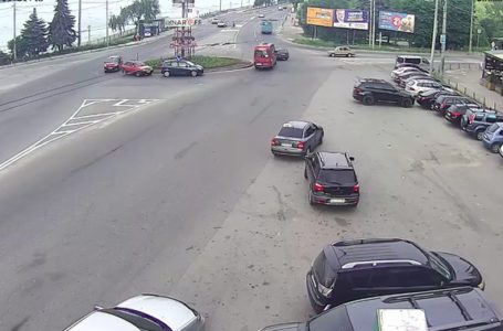 Біля Тернопільського ставу некерований автомобіль протаранив кіоск на зупинці (Відео)