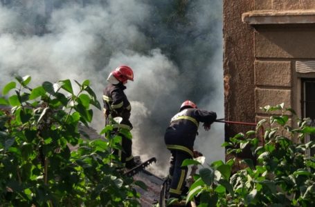 Стовп диму. У центрі Тернополя загорілась будівля (Фото)