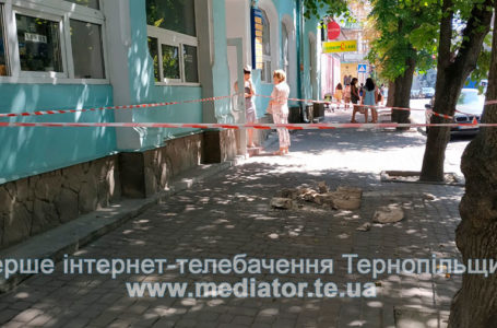 У центрі Тернополя чоловік випав з балкона (Фото)