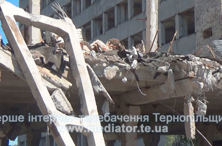 У Тернополі зносять частину недобудованого заводу “Сатурн” (Відео)