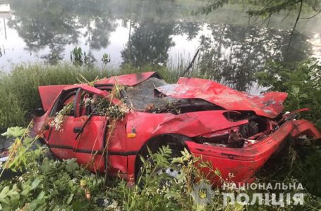 На Тернопільщині автомобіль злетів у ставок, загинула 17-тирічна пасажирка (Відео/Фото)