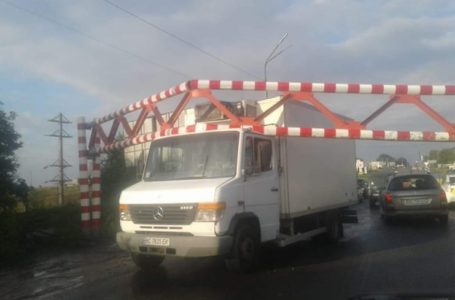 На Гаївському мості вантажівка знесла обмежувач руху, вартістю 100 тисяч гривень