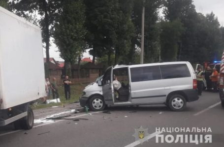 Поблизу Тернополя водій мікроавтобуса виїхав на праве узбіччя, насмерть збив людину та протаранив авто (Фото)