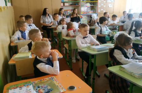Танці з вчителями та аніматори: у школах Тернополя пролунав перший дзвоник (Відео)