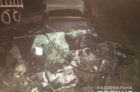 На Теребовлянщині легковий автомобіль влетів у фуру, водій загинув (Фото)