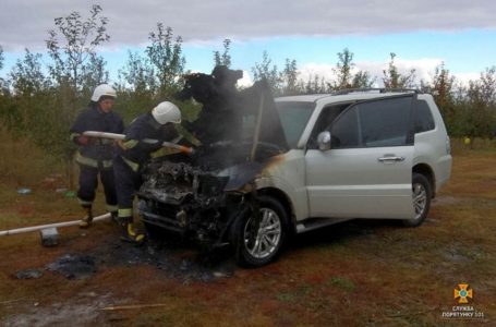 На Тернопільщині загорівся автомобіль: вогонь повністю знищив капот (Фото)
