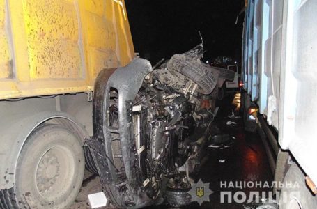 У ДТП на Тернопільщині легковий автомобіль затиснуло між двома вантажівками (Фото)
