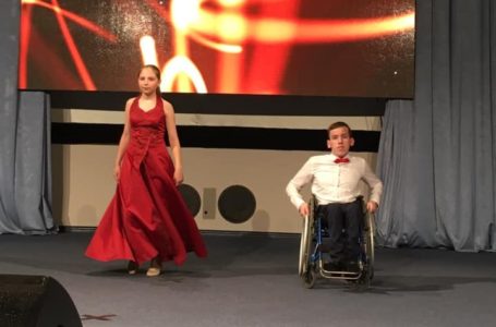Тернополяни зворушили вальсом на фестивалі для людей з інвалідністю (Відео)