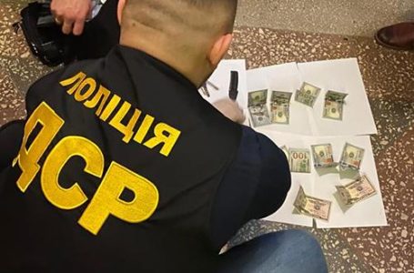 4200 доларів «винагороди»: на хабарі в Тернополі спіймали держслужбовця