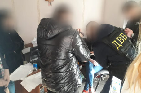 На Тернопільщині на хабарі спіймали жінку, що «допомагала» скласти іспит з водіння