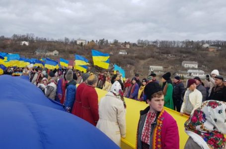 День Соборності: Тернопільщину та Хмельниччину з’єднали 50-метровим прапором (ФОТО)