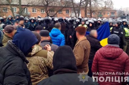 На Полтавщині – сутички між поліцією і противниками евакуації українців з Китаю (Відео)