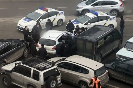 На хабарі у 1000 доларів спіймали екс-чиновника, який “вирішив” земельне питання