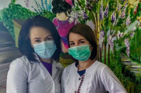 На Тернопільщині волонтерки шиють маски. Медпрацівниці розвозять їх односельцям