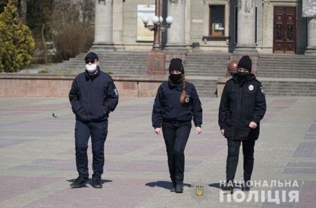 Без маски й нетверезий: у Тернополі поліцейські затримали порушника (Відео)